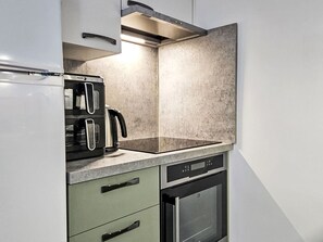 Kühlschrank, Mikrowelle, Ofen, Geschirrspüler