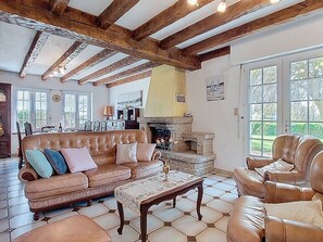 Télévision, cheminée