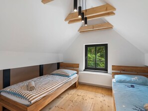 1 bedroom, desk, internet