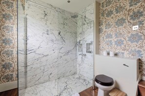 Ein Badezimmer mit Duschkabine, Toilette und Waschbecken.