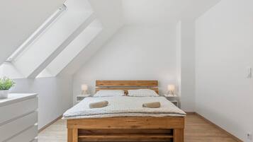 2 sovrum, skrivbord och internet