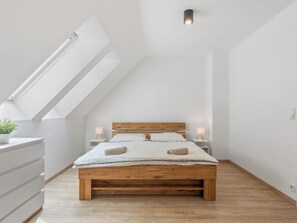 2 bedrooms, desk, Internet