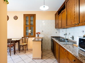 Kühlschrank, Ofen, Kochgeschirr/Geschirr/Besteck