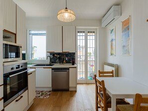 Frigorifero, microonde, forno, pentole/stoviglie/utensili