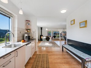 Refrigerador, microondas, lavavajillas y utensilios de cocina 