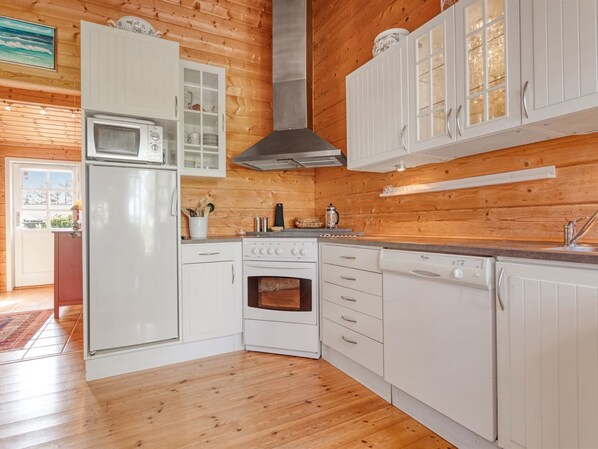 Refrigerador, microondas, lavavajillas y utensilios de cocina