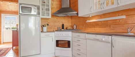 Fridge, microwave, dishwasher, cookware/dishes/utensils