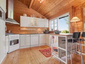 Refrigerador, microondas, lavavajillas y utensilios de cocina 