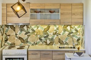 Réfrigérateur, four, cafetière/bouilloire