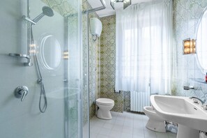 Doccia, asciugacapelli, bidet