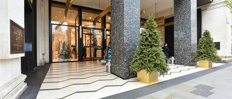 تفاصيل الفندق من الخارج