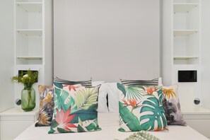 2 chambres, bureau, fer et planche à repasser, lit de bébé portatif