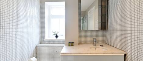 Dutxa, assecador de cabells, tovalloles i sabó