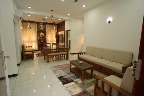 Charming 3-bedroom house with WiFi, AC in amazing Nedumbassery