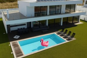 Utomhuspool och uppvärmd pool