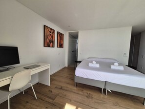 Schreibtisch, Reisekinderbett, kostenloses WLAN, Bettwäsche