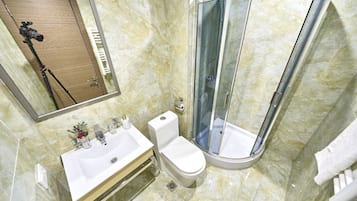 Een douche, een haardroger, handdoeken, zeep