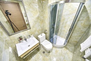 Douche, sèche-cheveux, serviettes fournies, savon