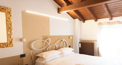 Detached house within walking distance of downtown, newly renovated, with fireplace