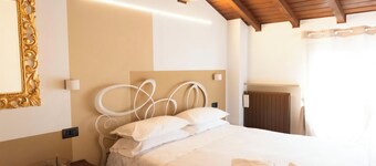 Detached house within walking distance of downtown, newly renovated, with fireplace