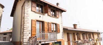 Detached house within walking distance of downtown, newly renovated, with fireplace