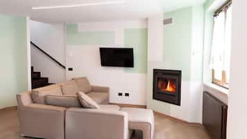 Smart TV, fireplace