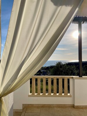 Property grounds - CASA MELODIA - surrounded by olive groves with a view of the Ionian Sea (Marina di Felloniche)