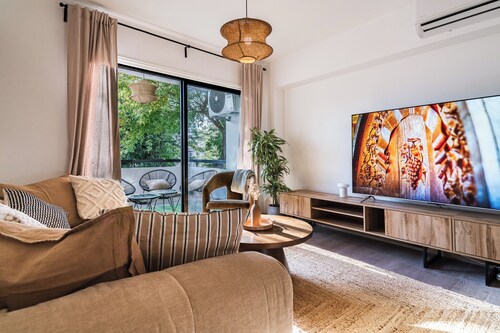 City Center Modern Boho Stay