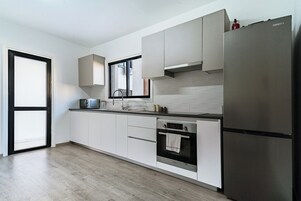 Full-size fridge, microwave, oven, stovetop