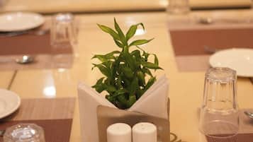 每日供應自助早餐 (每人 INR200)