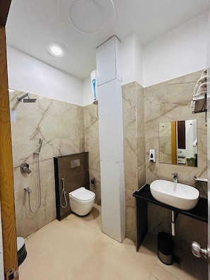 Habitación superior | Baño | Regadera, toallas, jabón, shampoo