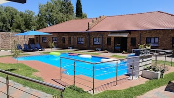 2 outdoor pools, free pool cabanas, pool umbrellas