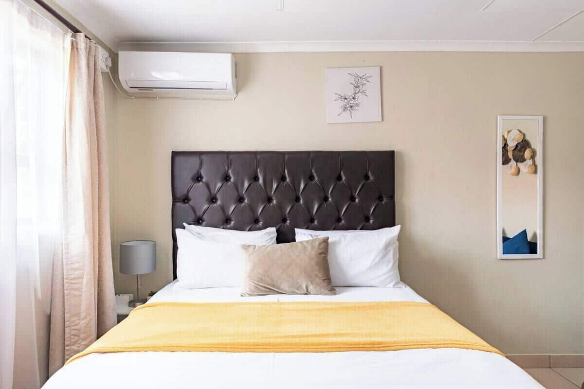 Room, 1 Queen Bed, Non Smoking, Pool View | In-room safe, desk, laptop workspace, soundproofing