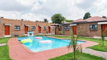 2 outdoor pools, free pool cabanas, pool umbrellas