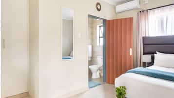 Quarto luxo, 1 cama de casal, cozinha americana, vista para o pátio | Cofres nos quartos, escrivaninha, espaço de trabalho para notebook