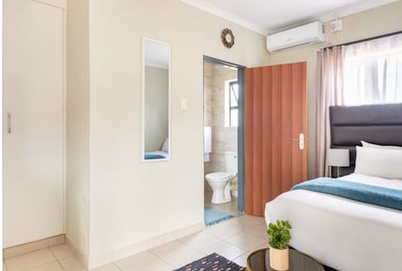 Deluxe Room, 1 Double Bed, Kitchenette, Courtyard View | In-room safe, desk, laptop workspace, soundproofing