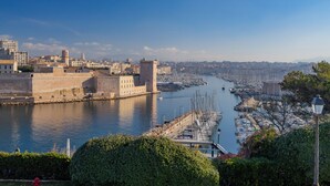 A coastal cityscape with a historic fort, marina, and modern buildings. - Luxury and sea view, 3 bedrooms, plage des Catalans (Marseille)