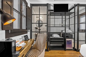 Quarto solteiro standard | Cofres nos quartos, escrivaninha, espaço de trabalho para notebook