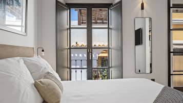 Habitación doble estándar | Caja de seguridad en la habitación y escritorio