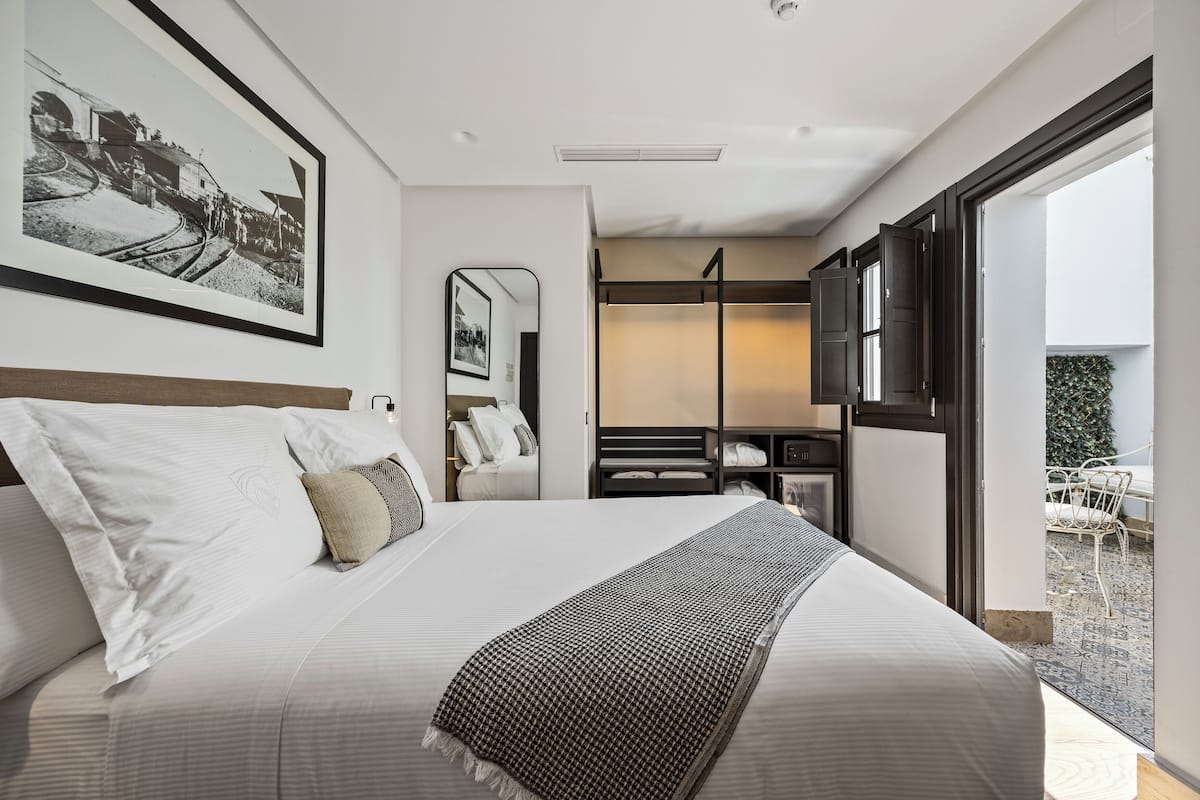 Standard Double Room, Accessible | Peti besi dalam bilik, meja, ruang kerja komputer riba