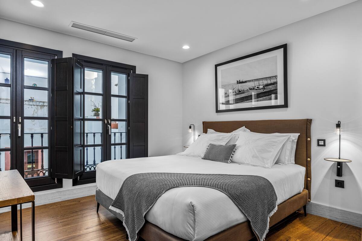 Luxury Suite | Peti besi dalam bilik, meja, ruang kerja komputer riba