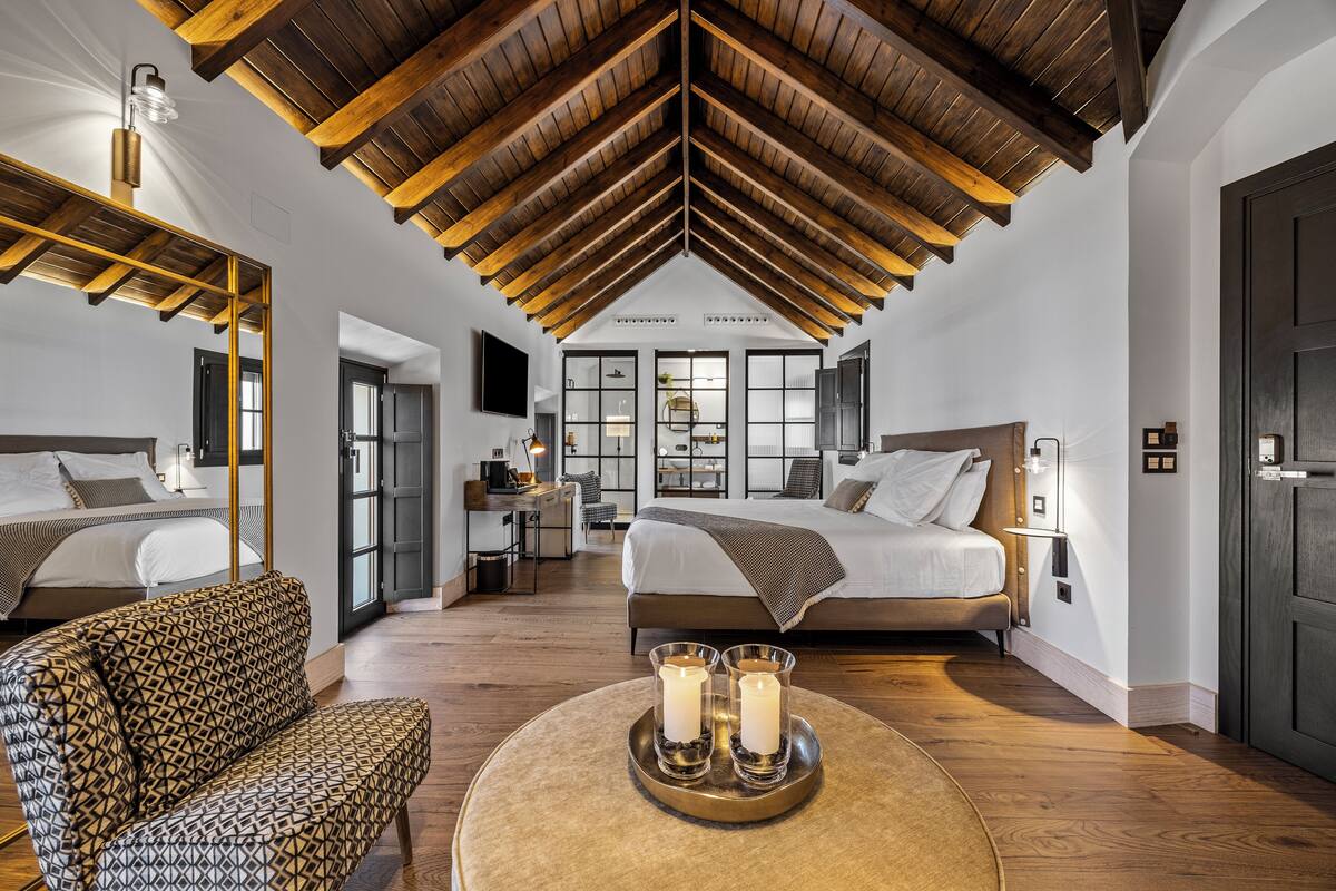 Luxury Penthouse | Peti besi dalam bilik, meja, ruang kerja komputer riba