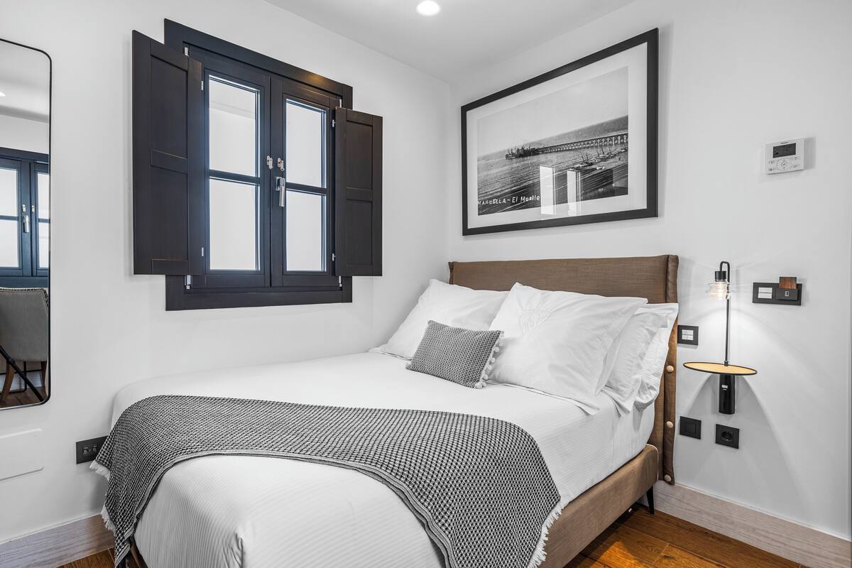 Standard Single Room | Peti besi dalam bilik, meja, ruang kerja komputer riba