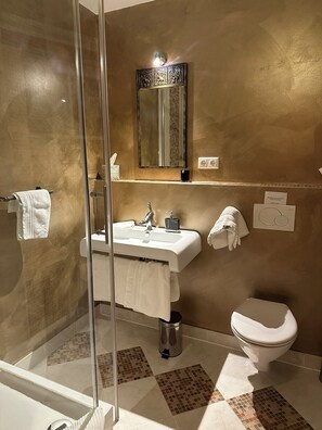Habitación Deluxe doble de uso individual, no fumadores, balcón | Baño | Ducha, secador de pelo, toallas y jabón