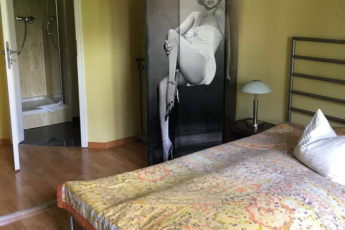Habitación doble Confort de uso individual, balcón | Espacio para trabajar con laptop