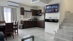 Eine moderne Wohnung mit Essbereich, Küche und Wohnraum.