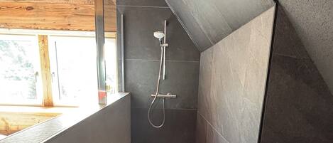 Dusche, Haartrockner, Handtücher, Seife