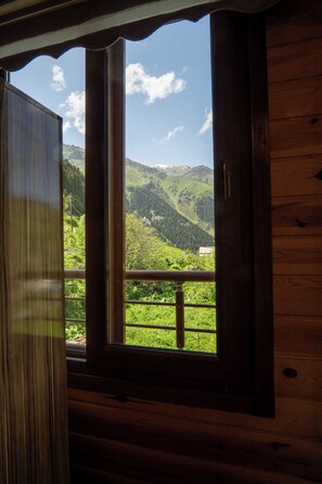 Skrivbord, arbetsyta för laptop och gratis wi-fi
