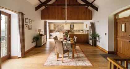 Luxury barn conversion deep in unspoilt countryside, EV charger, Bude 8 miles