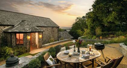Luxury barn conversion deep in unspoilt countryside, EV charger, Bude 8 miles